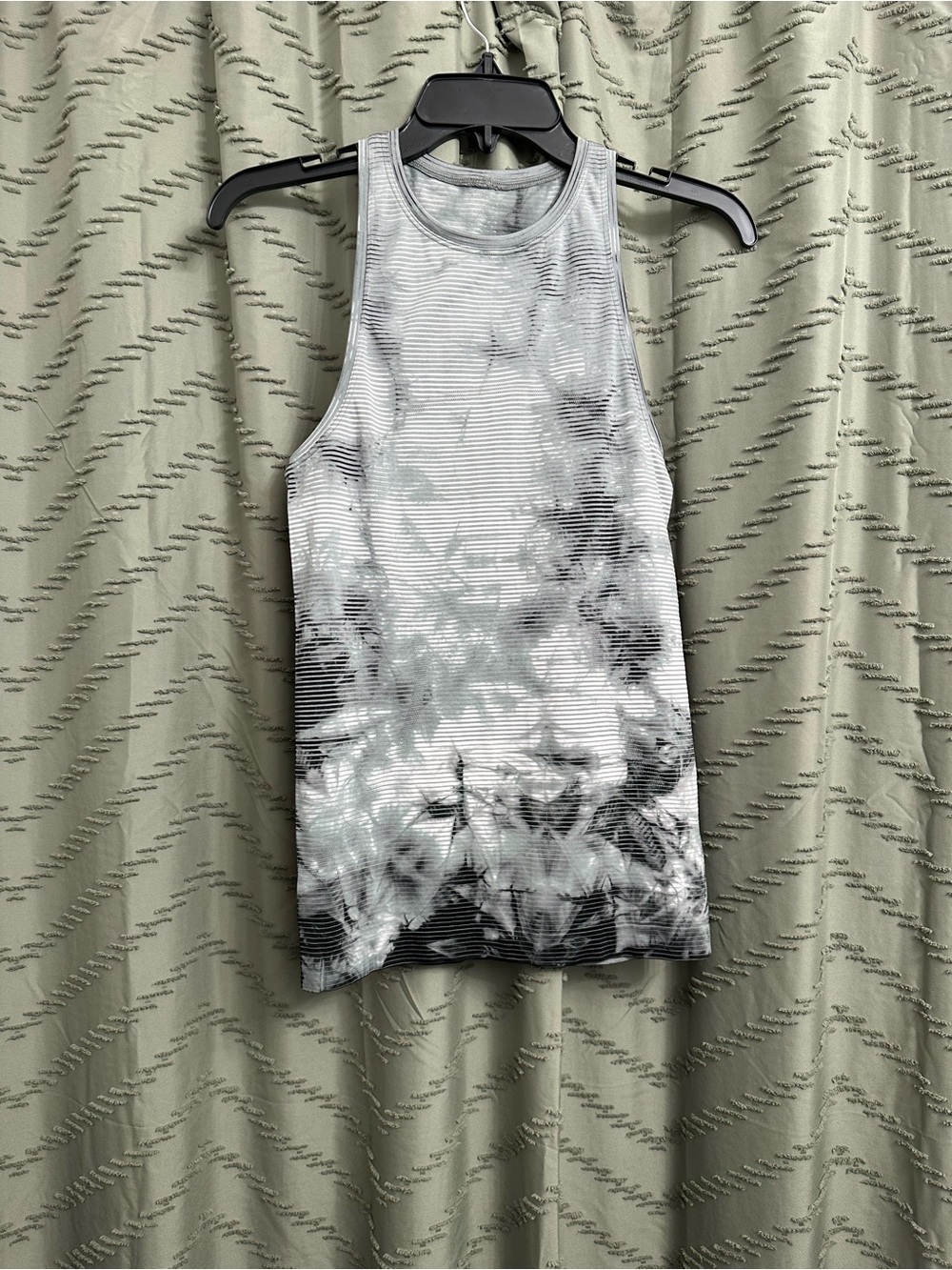 Lululemon Swift cami Tank Top white size 4
no size tag, only a size dot.